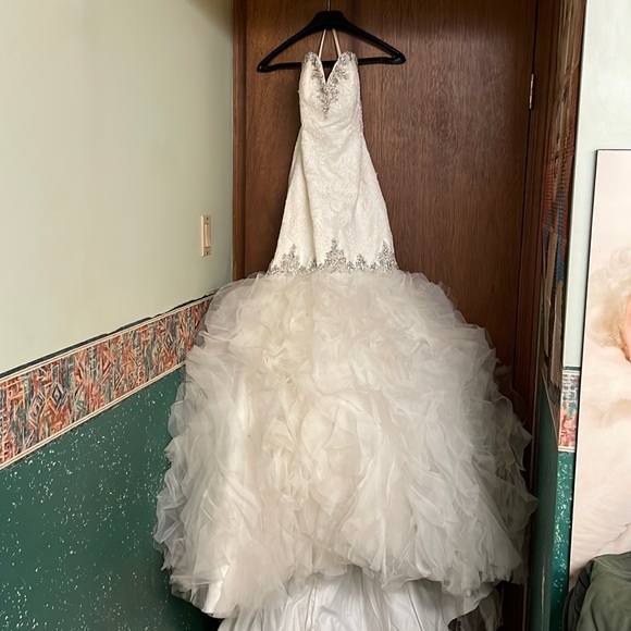 Wedding gown - Picture 1 of 15